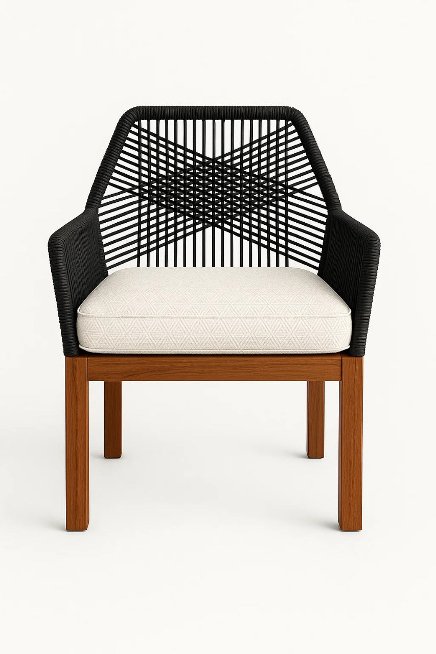 Silla de exterior Trama Hexagonal con estructura de madera, respaldo tejido negro con patrón geométrico y asiento acolchado oscuro, ideal para comedor o terraza