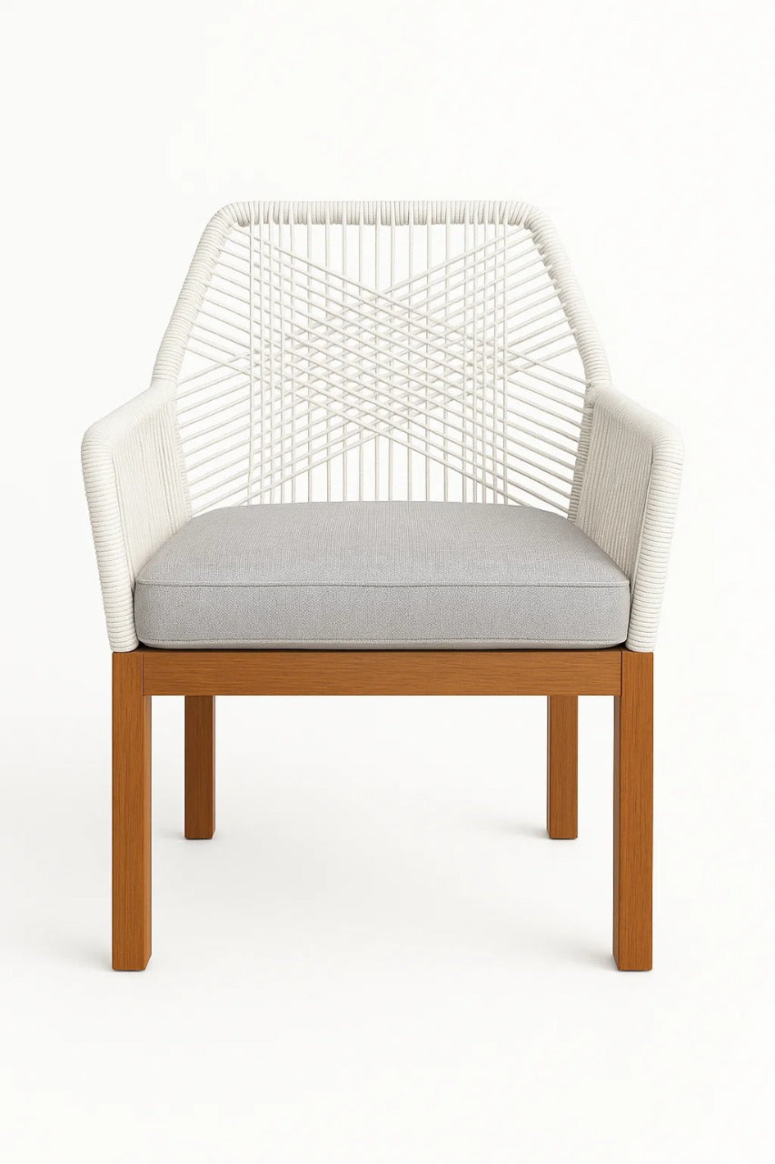 Silla de exterior Trama Hexagonal con estructura de madera, respaldo tejido negro con patrón geométrico y asiento acolchado oscuro, ideal para comedor o terraza