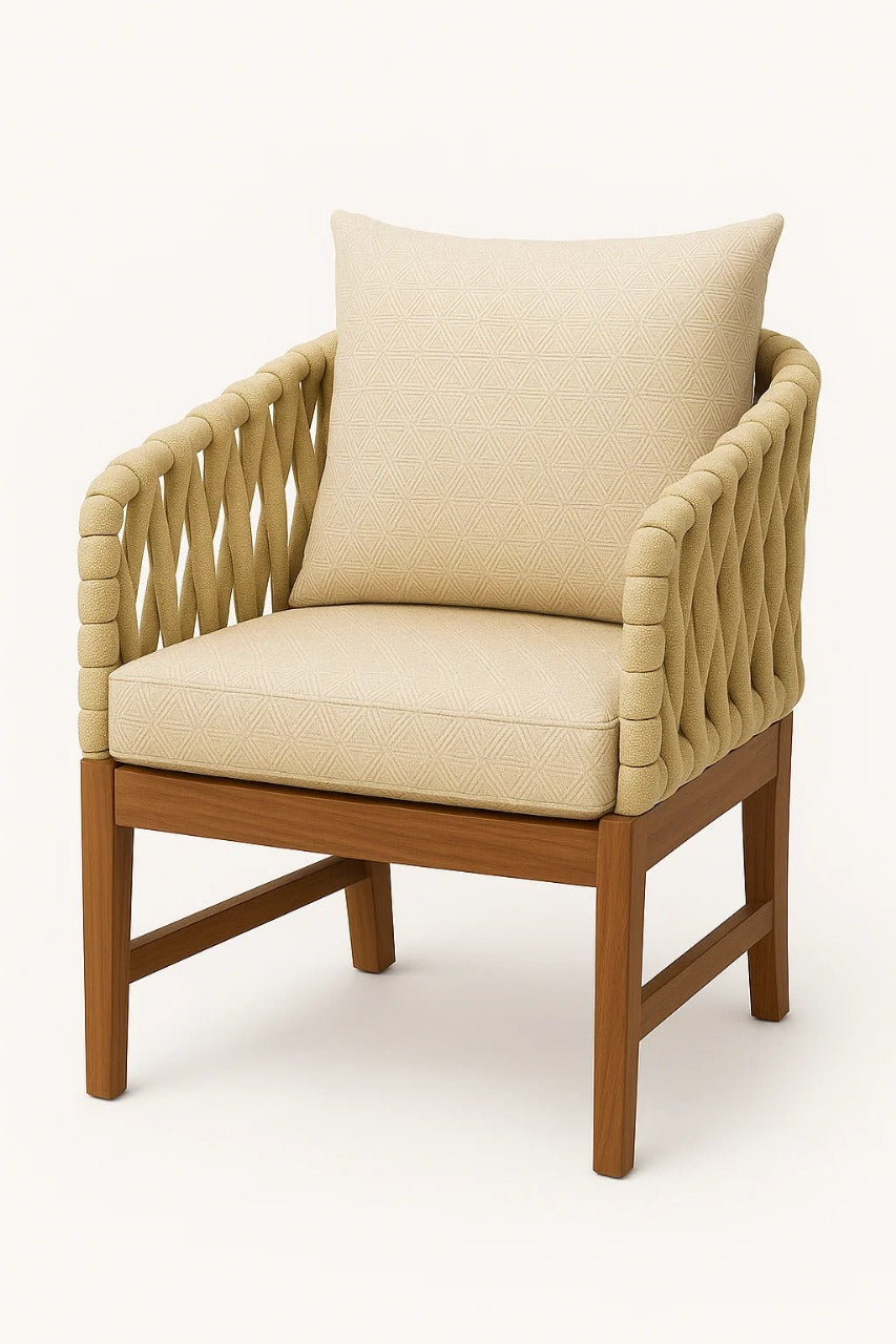 Silla de exterior Textura Serena con estructura de madera y tejido tipo cuerda en tono gris, cojín claro, ideal para comedor o terraza