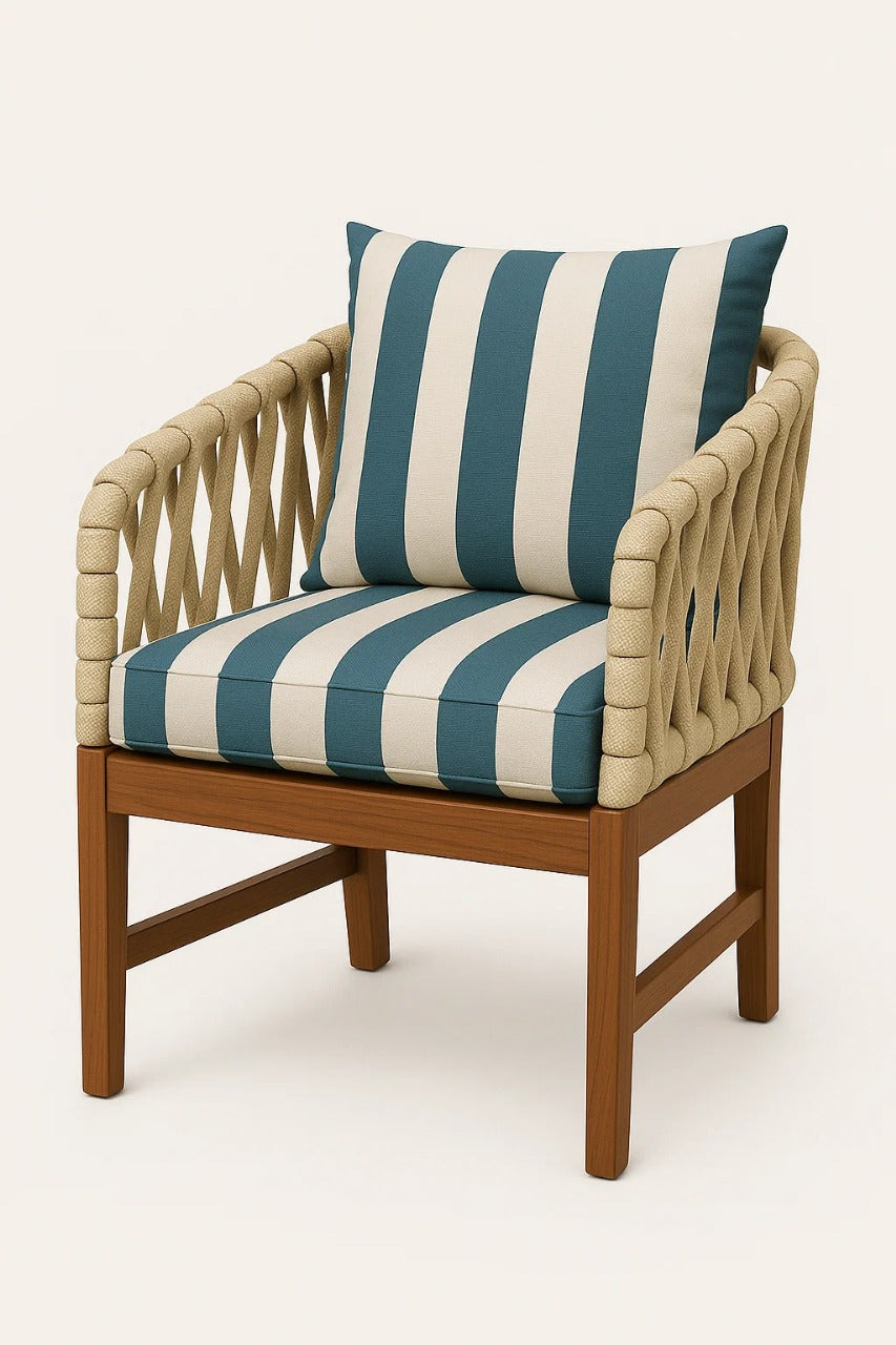 Silla de exterior Textura Serena con estructura de madera y tejido tipo cuerda en tono gris, cojín claro, ideal para comedor o terraza