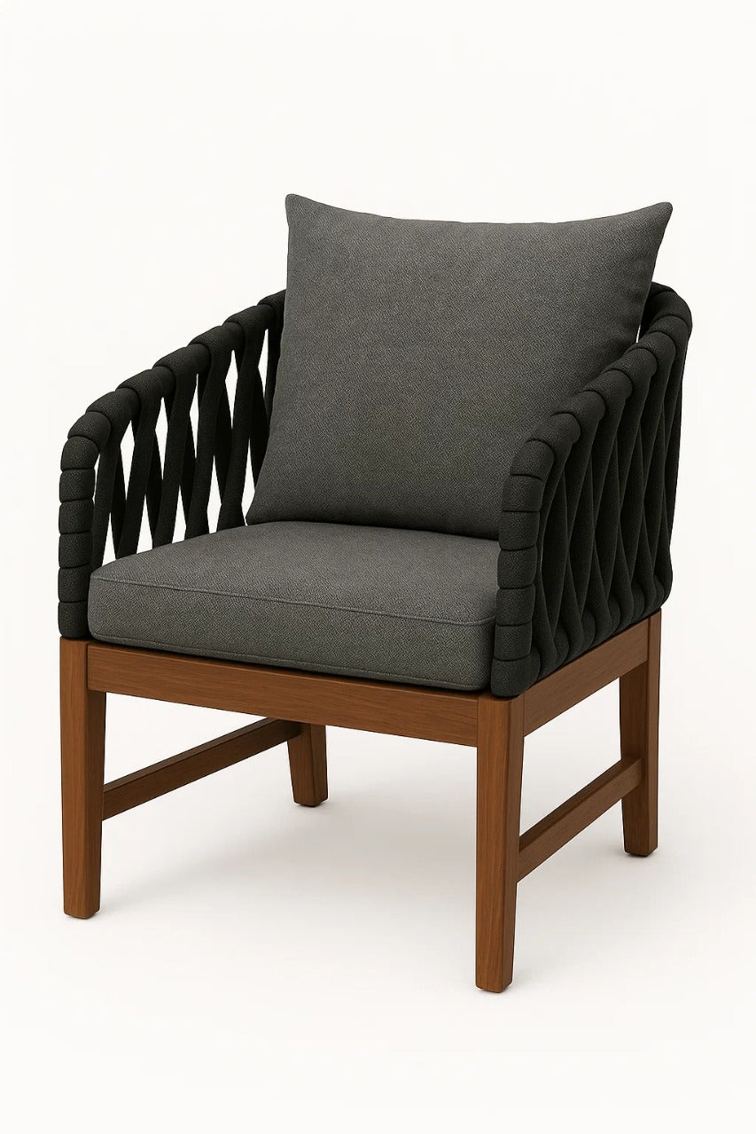 Silla de exterior Textura Serena con estructura de madera y tejido tipo cuerda en tono gris, cojín claro, ideal para comedor o terraza