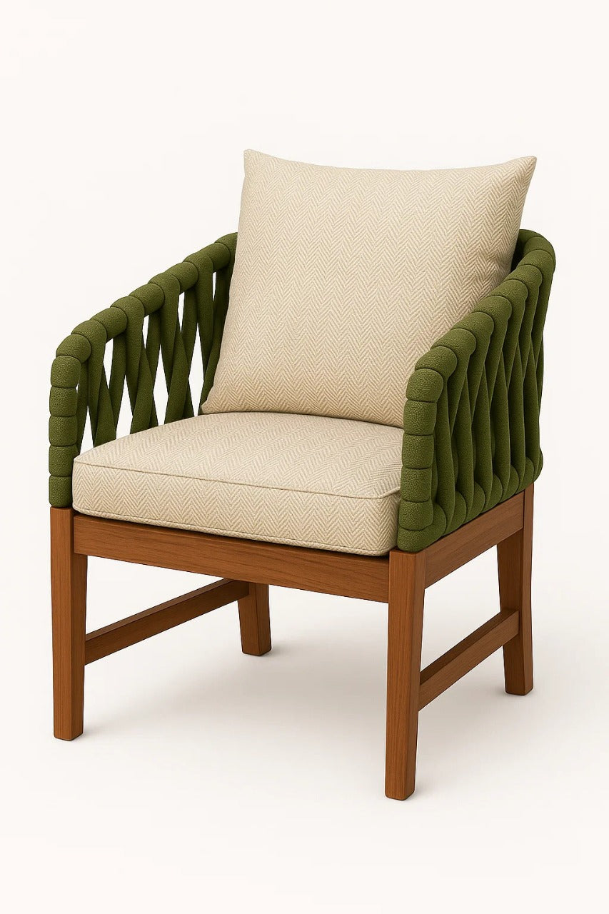 Silla de exterior Textura Serena con estructura de madera y tejido tipo cuerda en tono gris, cojín claro, ideal para comedor o terraza