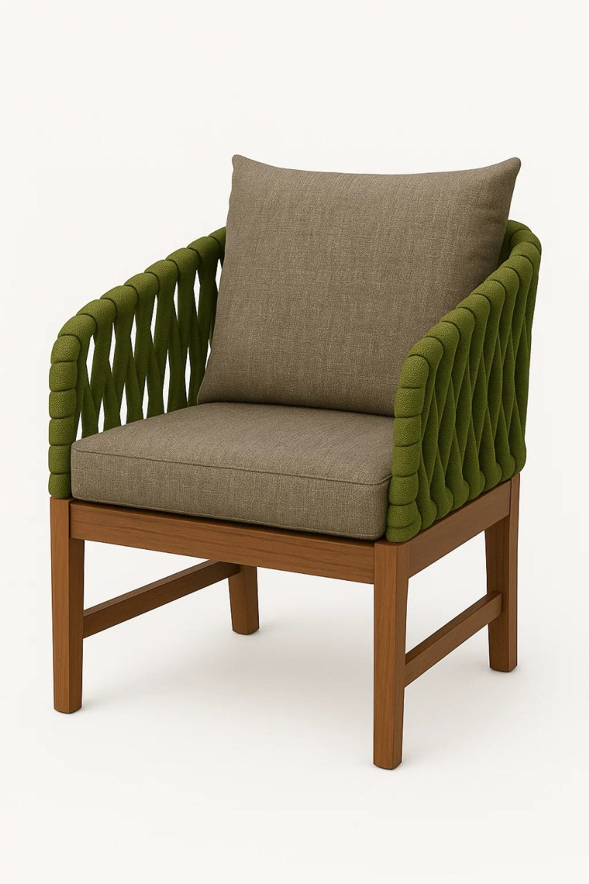 Silla de exterior Textura Serena con estructura de madera y tejido tipo cuerda en tono gris, cojín claro, ideal para comedor o terraza