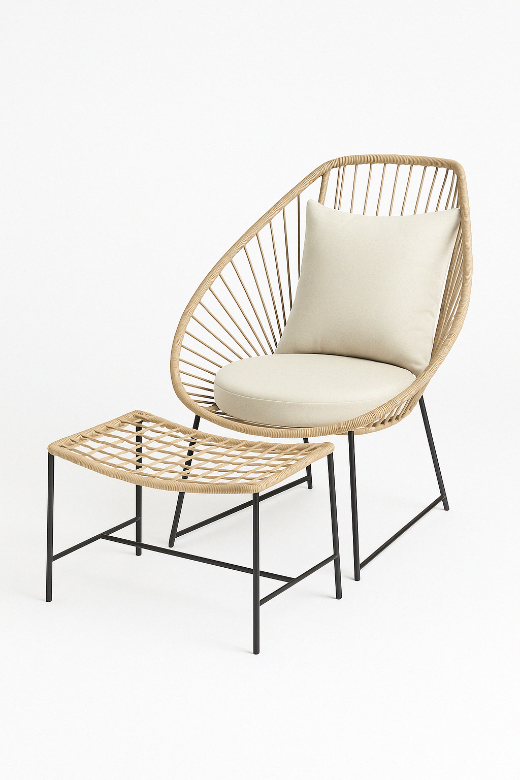 Juego de terraza trenzado con silla lounge y reposapiés para exterior, estructura metálica y tejido tono natural con cojín claro