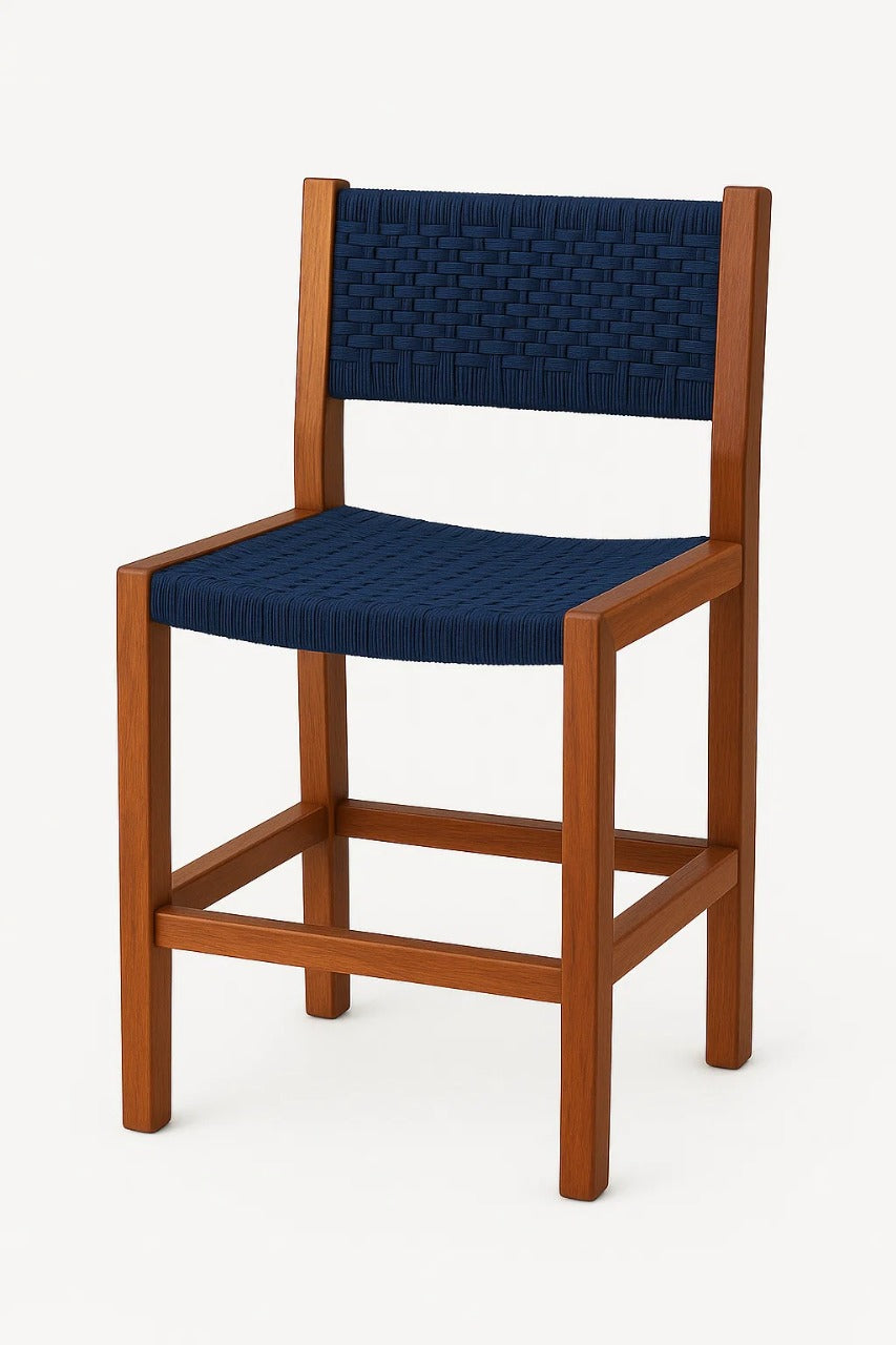 Taburete de terraza trenzado para exterior con estructura de madera y asiento tejido gris, ideal para barra y espacios al aire libre