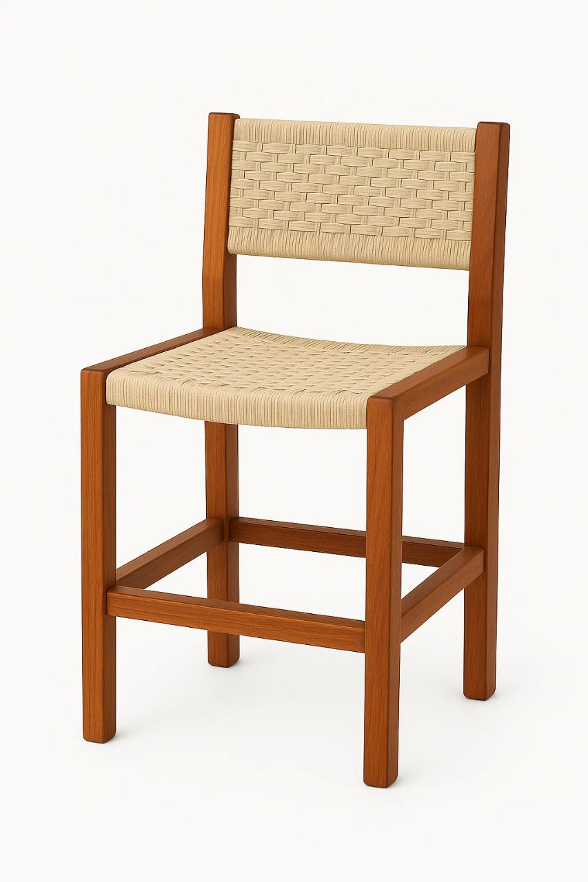 Taburete de terraza trenzado para exterior con estructura de madera y asiento tejido gris, ideal para barra y espacios al aire libre