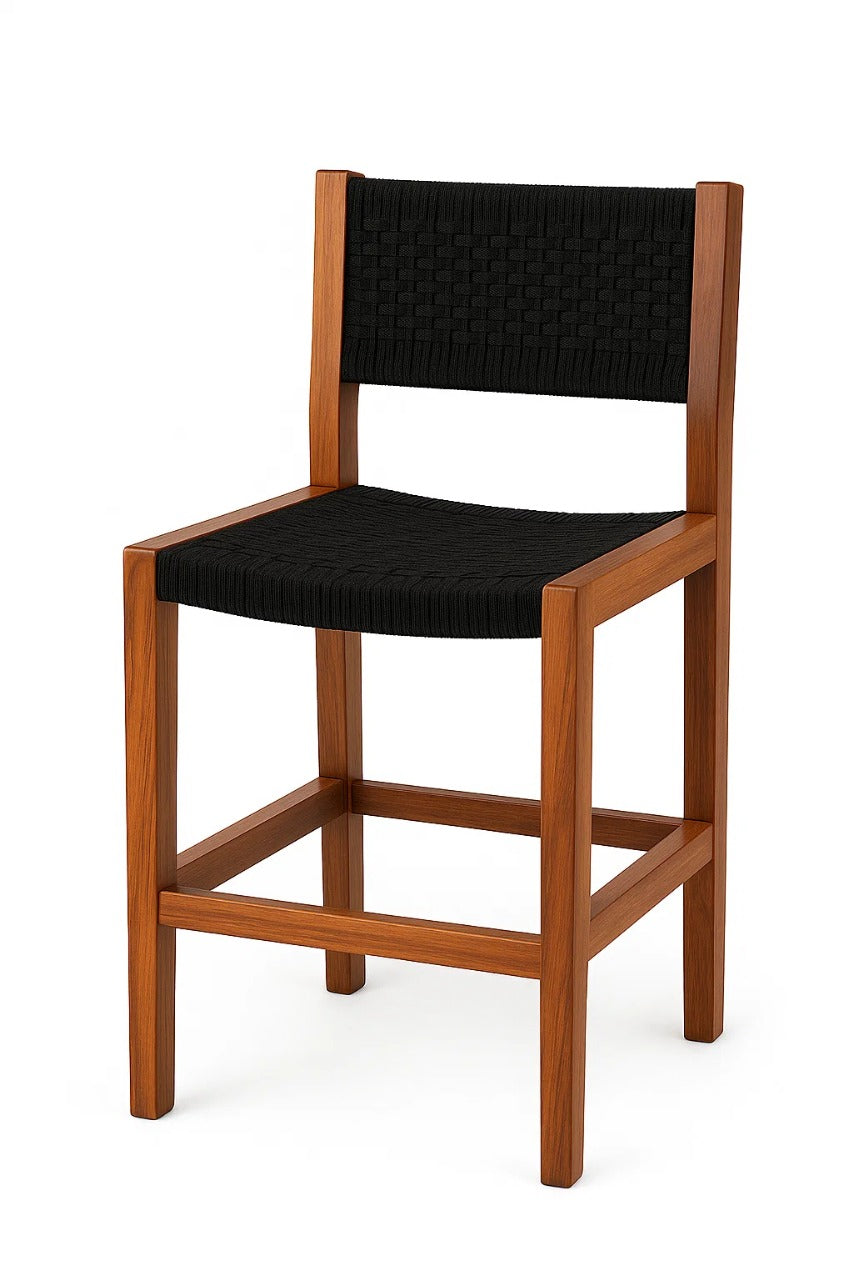 Taburete de terraza trenzado para exterior con estructura de madera y asiento tejido gris, ideal para barra y espacios al aire libre