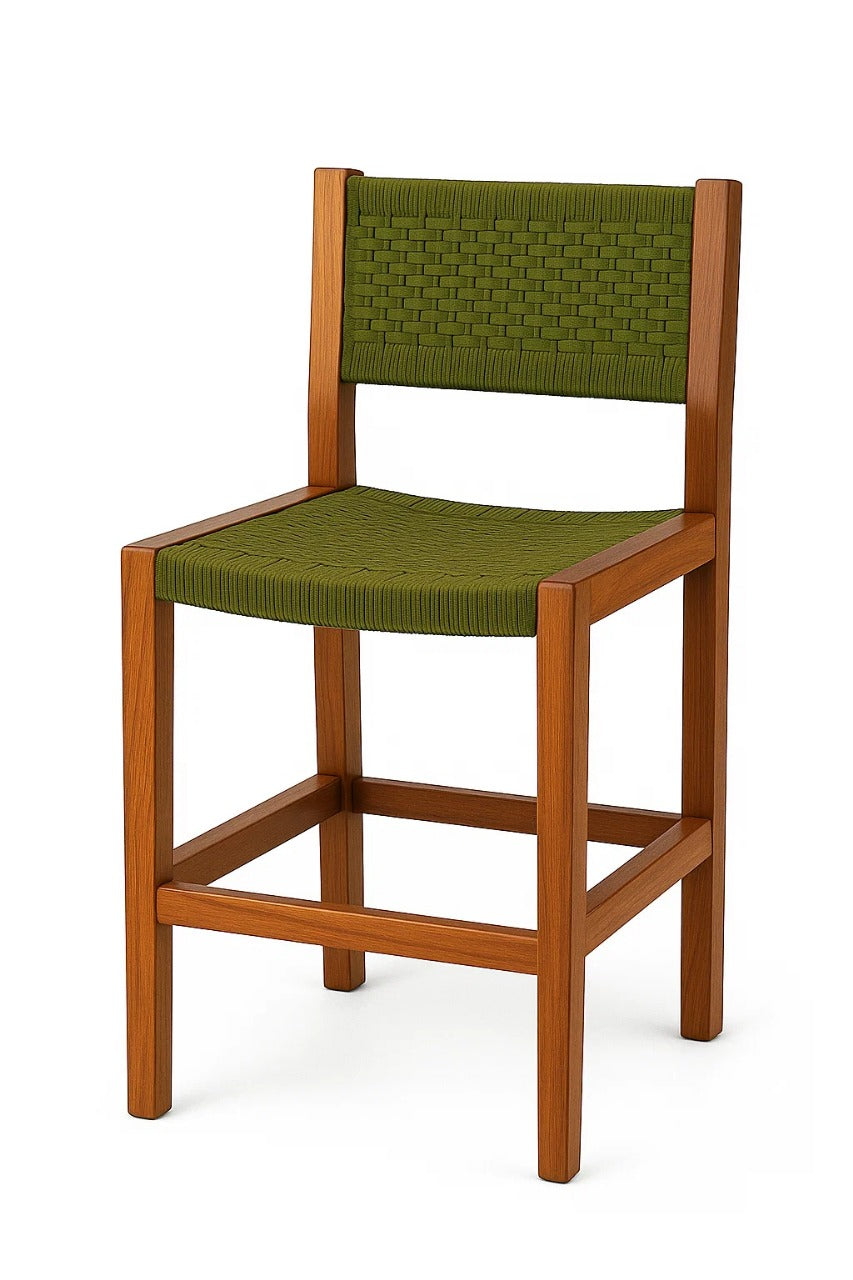 Taburete de terraza trenzado para exterior con estructura de madera y asiento tejido gris, ideal para barra y espacios al aire libre