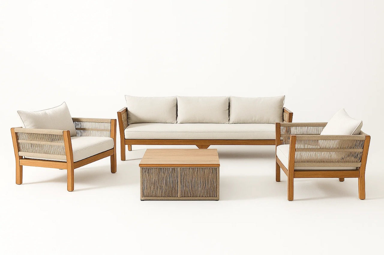 Sala de jardín de exterior Breeze Trio con sofá, dos sillones y mesa de centro, estructura de madera y tejido tipo cuerda con cojines claros