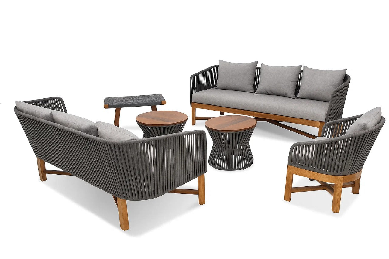 Sala de jardín de exterior Zephyr Circle con sofá y sillones, estructura de madera con tejido tipo cuerda y cojines grises, mesas auxiliares redondas