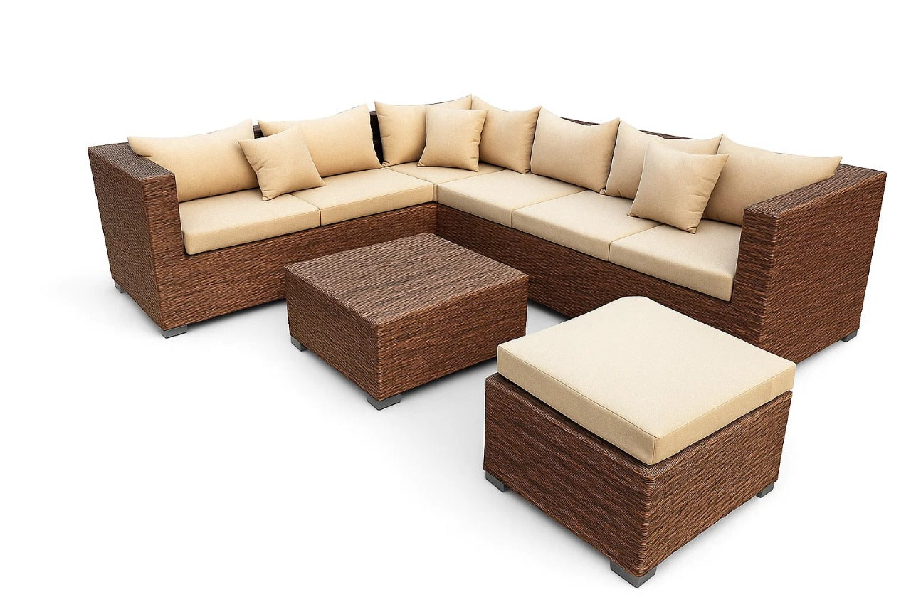 Sala de jardín esquinera de exterior Oasis Corner en forma de L, con mesa central y puff, estructura tejida en tono café y cojines beige