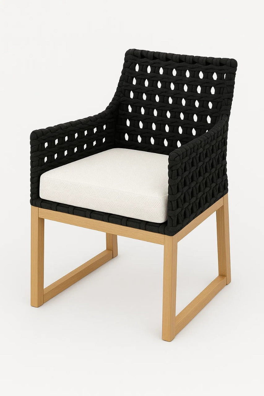 Silla de terraza Prisma Tejido para exterior con estructura tipo madera, tejido negro tipo cuerda y cojín negro, ideal para espacios al aire libre