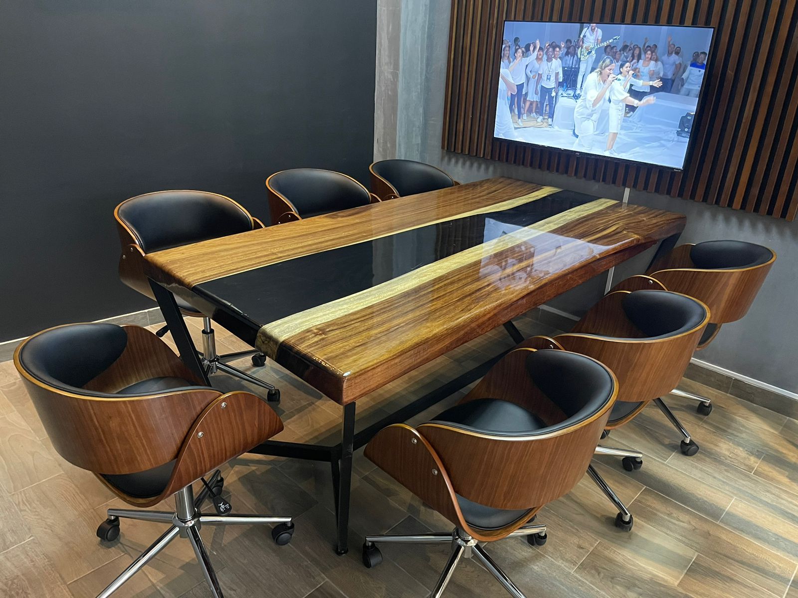 Mesa de Madera con Resina – Hecha a Medida